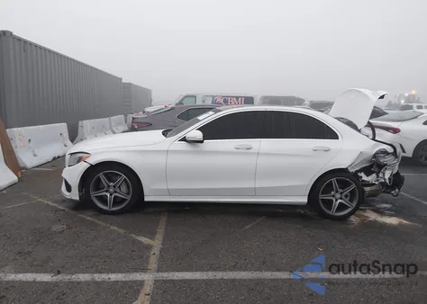 2015 Mercedes-Benz C 300 Sport z USA, uszkodzony, nr VIN 55SWF4JB1FU056988